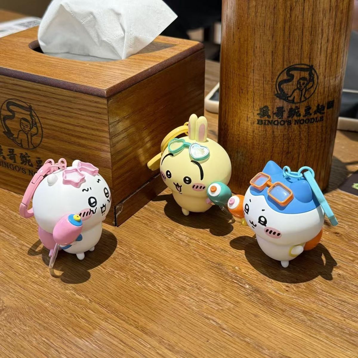 超キュートでかわいいアニメ「ちいかわ」のウサギとハチのキャラ - Phone Accessories Charms のレビューと価格